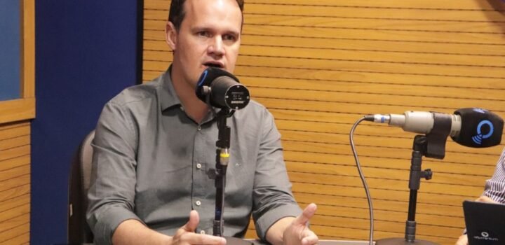 “É um atestado da sua culpa”, afirma Júlio Pinheiro após fuga de Flávio Bolsonaro do Brasil