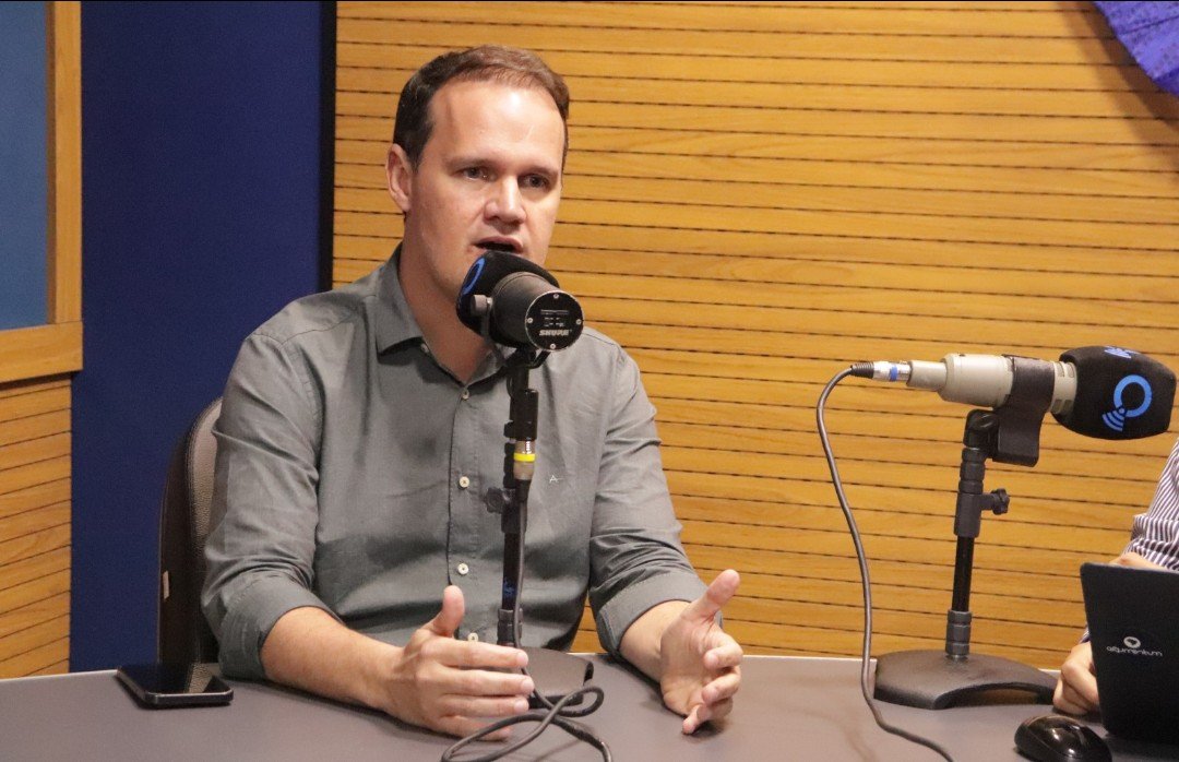 “É um atestado da sua culpa”, afirma Júlio Pinheiro após fuga de Flávio Bolsonaro do Brasil