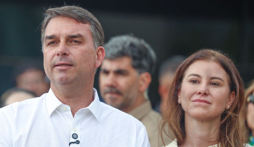 Flávio Bolsonaro se declara “verdadeiro presidente eleito”, agradece a Trump e Milei e promete liderar oposição dos EUA