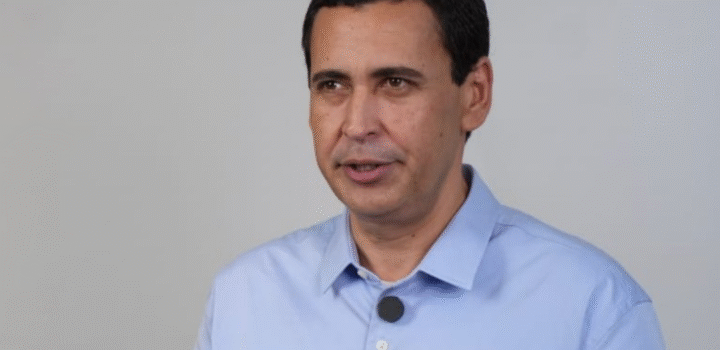“Flávio foge da justiça. Foge da polícia. Foge da verdade”, critica secretário do PT