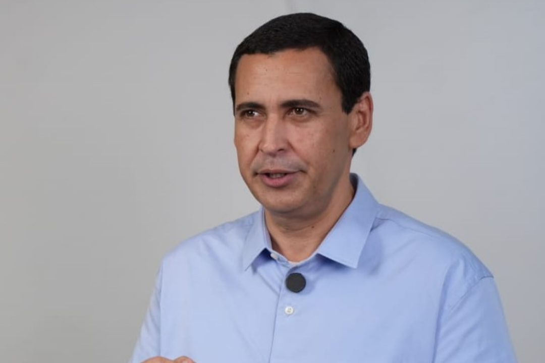 “Flávio foge da justiça. Foge da polícia. Foge da verdade”, critica secretário do PT